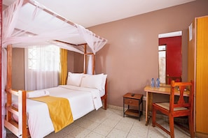 Escritorio, wifi gratis y ropa de cama