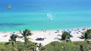 Na praia, toalhas de praia