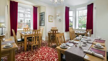 Free daily English breakfast