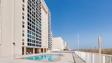 Piscina a l'aire lliure i piscina climatitzada