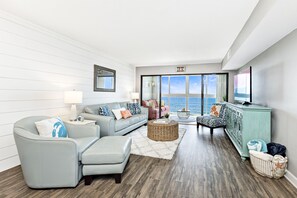 特色公寓客房, 2 間臥室, 廚房, 海灘景觀 | 客廳 | 55-吋智慧型電視、有線頻道、電視