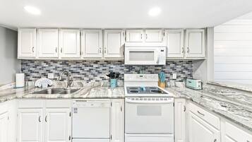 Bloc d'apartaments destacat, 2 dormitoris, cuina, vistes a la platja | Cuina privada | Frigorífic, microones, forn i placa de cuina