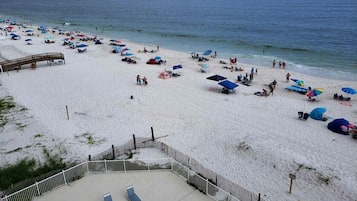 A la platja i platja de sorra blanca