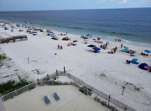 位於海灘上、白沙