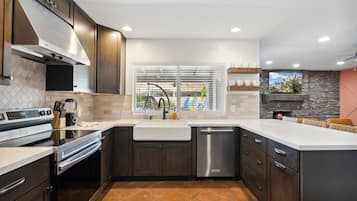 Refrigerador, horno, placa de cocina, lavavajillas