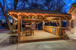 Outdoor dining - Sunset Retreat- TWO houses with hot tub, firepit, multiple kitchens, sleeps 20! (Coarsegold)