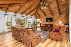 Télévision, cheminée, table de tennis de table