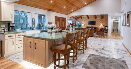 Sunset Retreat- TWO houses with hot tub, firepit, multiple kitchens, sleeps 20!