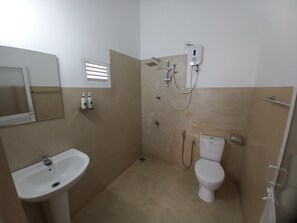 Appartement Deluxe | Salle de bain | Douche, douche à « effet pluie », articles de toilette gratuits