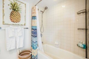 Ensemble douche/baignoire, sèche-cheveux, serviettes fournies