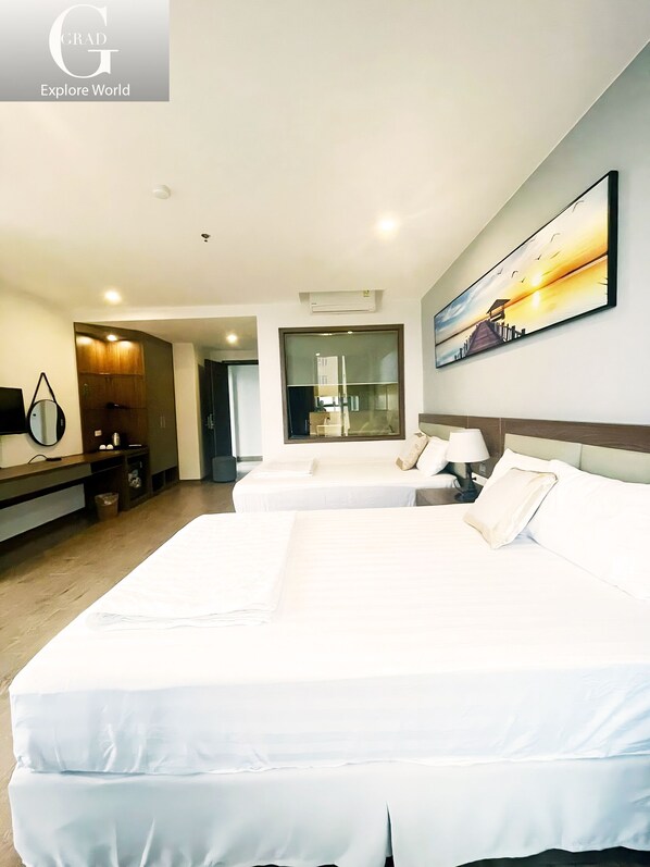 Habitación triple Deluxe | Ropa de cama de alta calidad, camas con pillow-top y escritorio