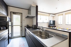 Casa luxo | Cozinha privada | Geladeira grande, micro-ondas, cooktop, torradeira