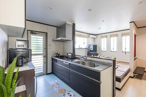 Casa Deluxe | Cocina privada | Refrigerador con congelador, microondas, parrilla de estufa y tostadora 