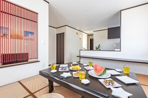 Casa luxo | Área de estar | TV de tela plana 42 polegadas com canais digitais, TV