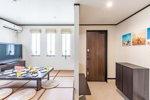 デラックス ハウス | リビング エリア | 42 インチの薄型テレビ (デジタル放送視聴可)、テレビ