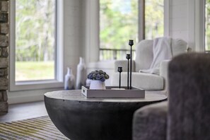 Interior - Kiss Me Goodnight|Romantic|Hot Tub (Broken Bow)