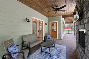 Terrace/patio - Kiss Me Goodnight|Romantic|Hot Tub (Broken Bow)