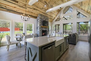 Interior - Kiss Me Goodnight|Romantic|Hot Tub (Broken Bow)