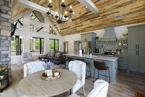 Interior - Kiss Me Goodnight|Romantic|Hot Tub (Broken Bow)