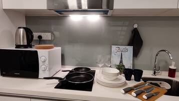 Fridge, microwave, stovetop, dishwasher