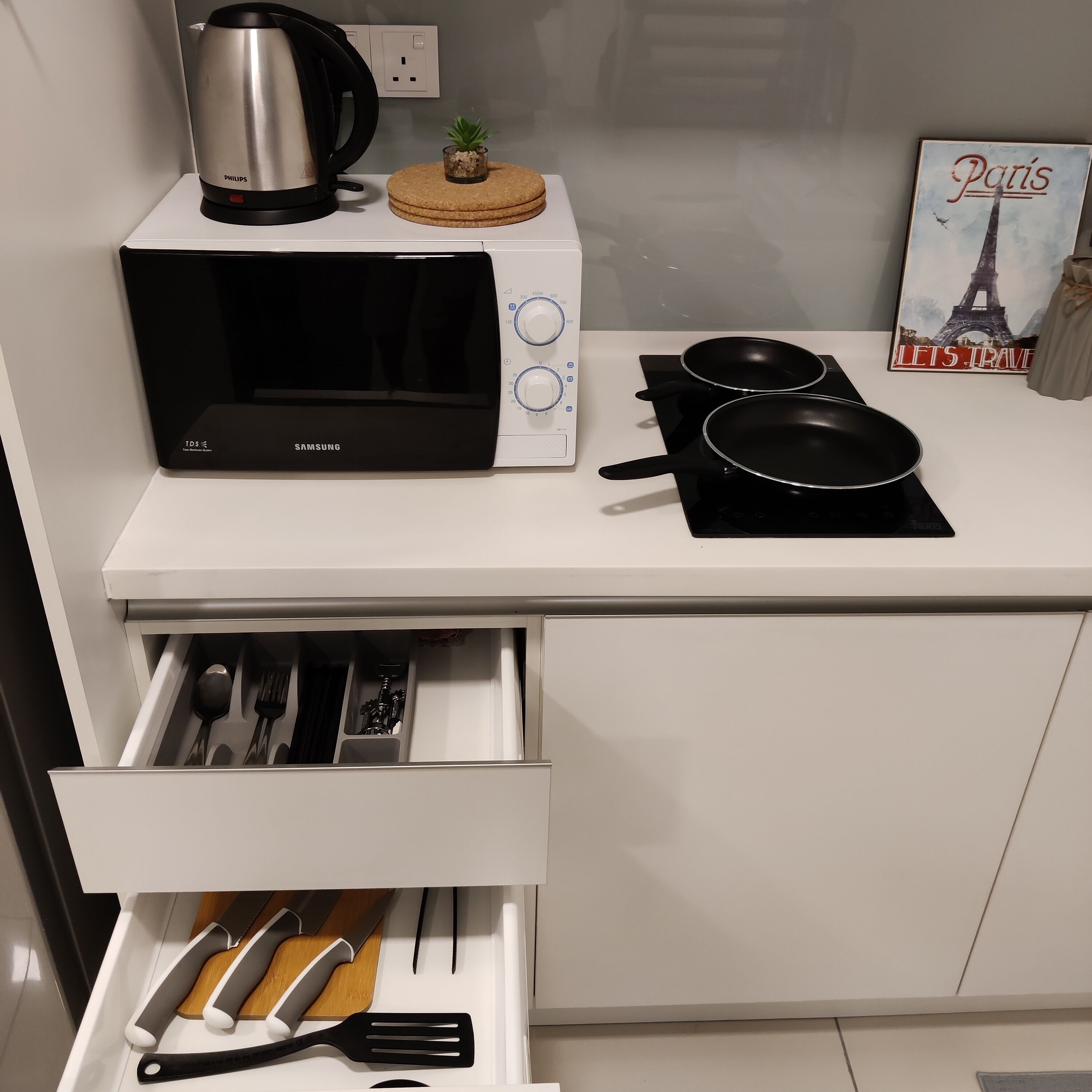 Fridge, microwave, stovetop, dishwasher