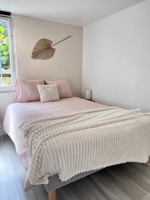 1 室のベッドルーム、アイロン / アイロン台、WiFi (無料)、ベッドシーツ