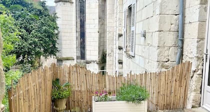 Apt with private outdoor area, 500m from the château. bike parking, self-guided arrival.