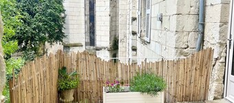 Apt with private outdoor area, 500m from the château. bike parking, self-guided arrival.