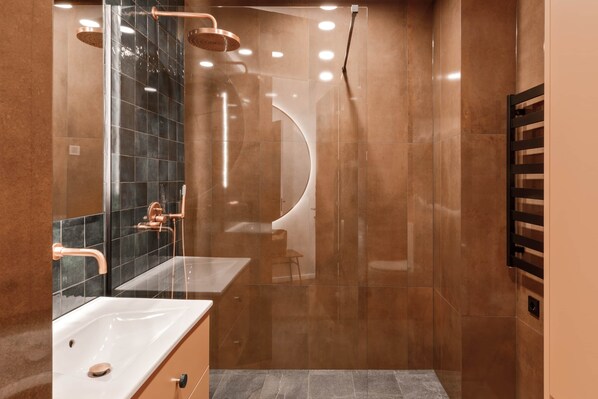 Amenidades de baño gratuitas, secadora de cabello, pantuflas, toallas