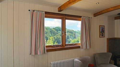Betty Shepherd's Hut - sleeps 2 guests  in 1 bedroom