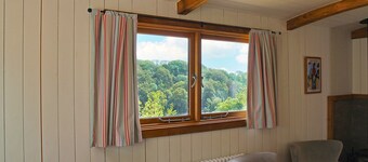 Betty Shepherd's Hut - sleeps 2 guests  in 1 bedroom
