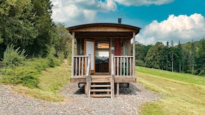 Exterior - Betty Shepherd's Hut - sleeps 2 guests  in 1 bedroom (Forest of Dean)