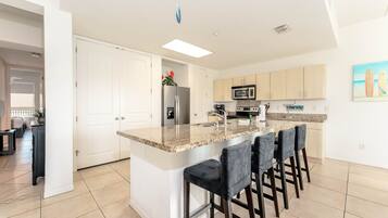 Køleskab, mikrobølgeovn, kogeplade, opvaskemaskine