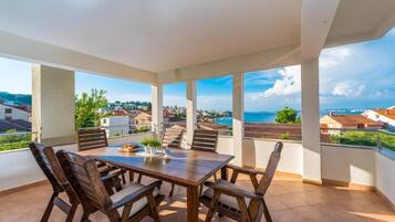 Apartamento, 3 quartos, sacada, vista para o jardim | Opções para refeição ao ar livre