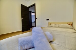 4 habitaciones, tabla de planchar con plancha, wifi y ropa de cama