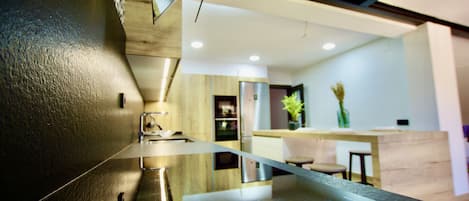 Kühlschrank, Mikrowelle, Ofen, Herdplatte