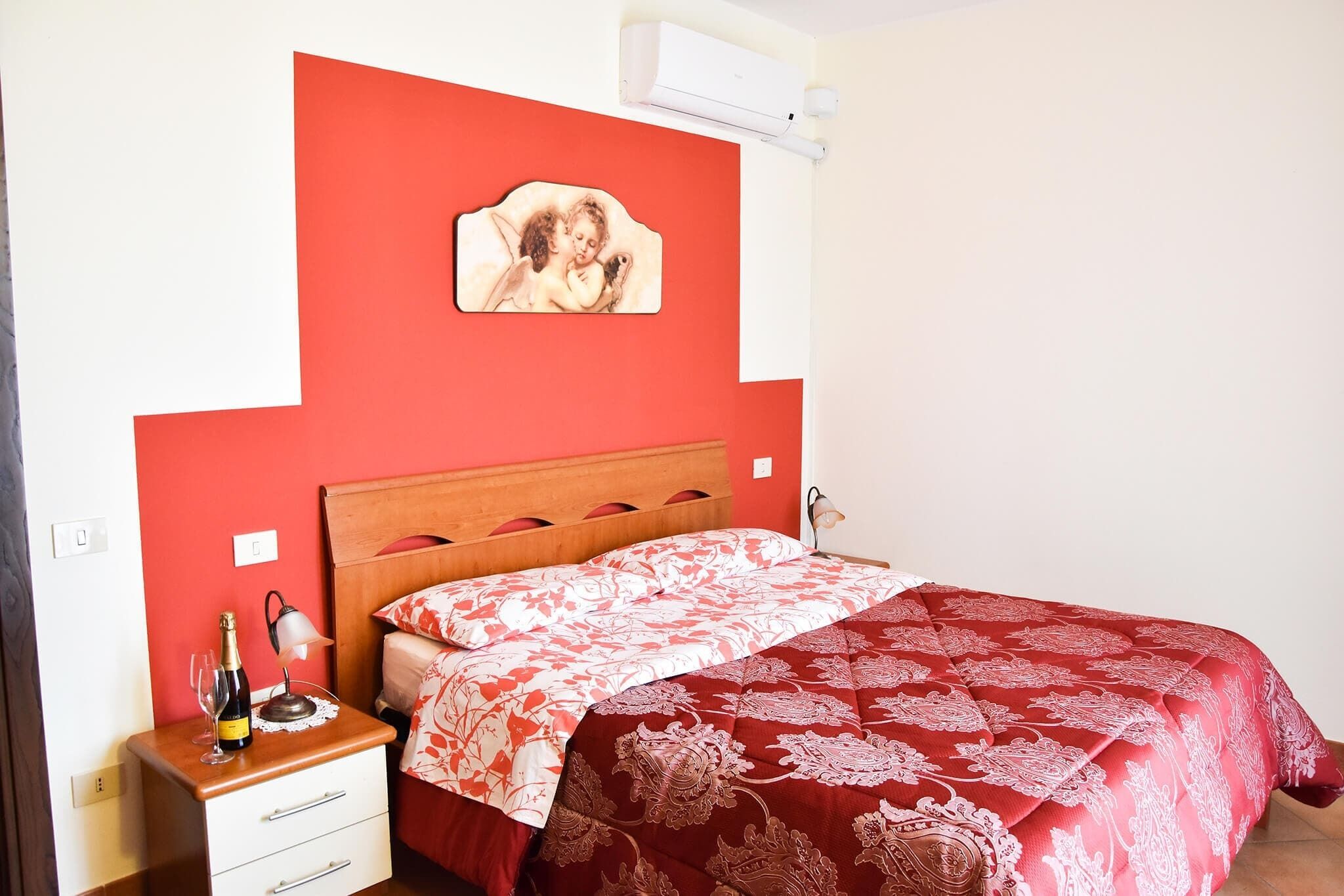 Colorful and renovated apartment for six people with air conditioning and kitchen