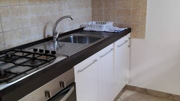 Frigorifero, forno, piano cottura, macchina per tè/caffè