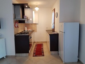 Kühlschrank, Ofen, Herdplatte, Wasserkocher mit Kaffee-/Teezubehör