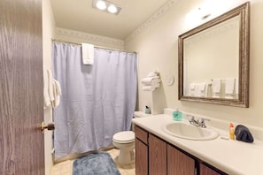 Tina con regadera, secadora de cabello, toallas