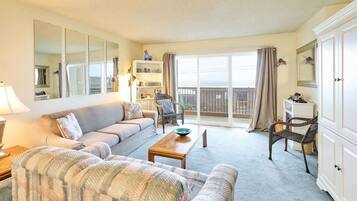 Televisión, chimenea, reproductor de DVD y tenis de mesa