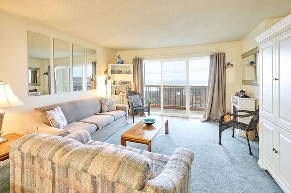 Televisión, chimenea, reproductor de DVD y tenis de mesa