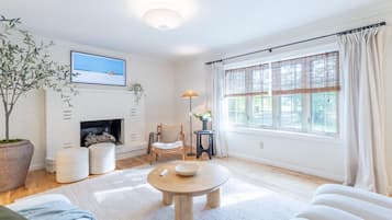 Een televisie en een open haard