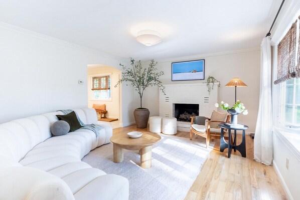 TV, fireplace - Elegant Pool House in Cape May- 12 people (Cape May)