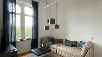 Smart TV, books, stereo