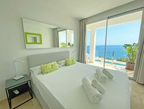 4 bedrooms, in-room safe, desk, iron/ironing board
