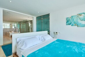4 habitaciones, caja de seguridad en la habitación y escritorio