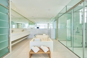 Shower, jetted bath, hair dryer, towels