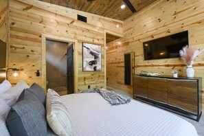 6 bedrooms, iron/ironing board, WiFi, bed sheets