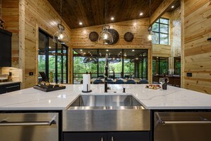 Fridge, microwave, oven, stovetop - Sky's The Limit in Hochatown/Broken Bow,OK (Broken Bow)